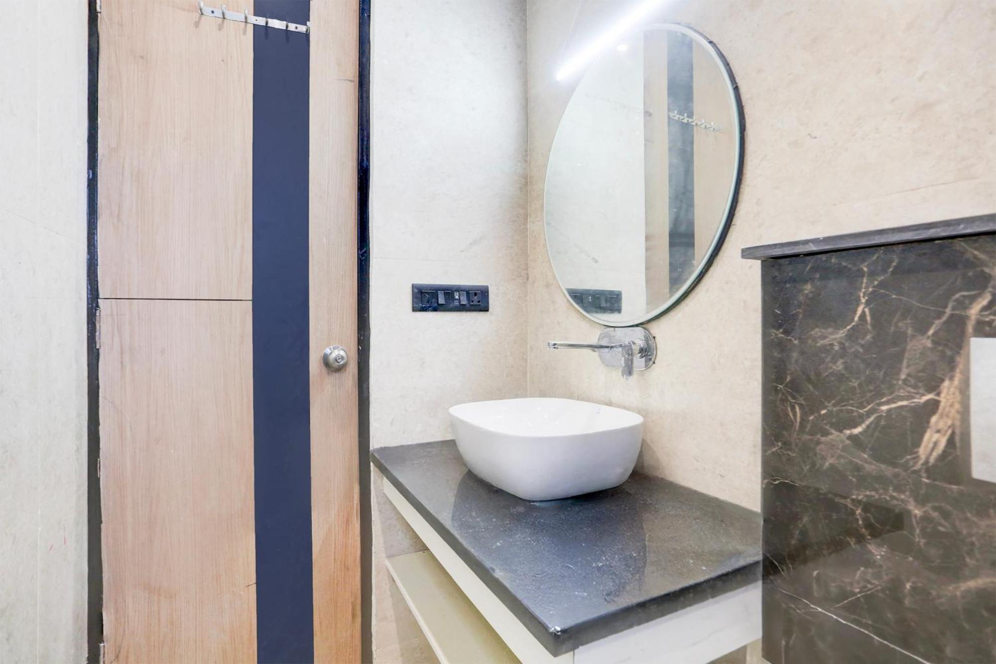Super Townhouse Isbt Dehradun Hotell Eksteriør bilde