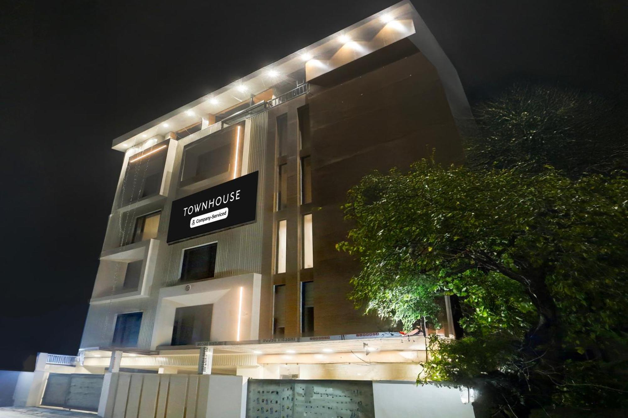 Super Townhouse Isbt Dehradun Hotell Eksteriør bilde
