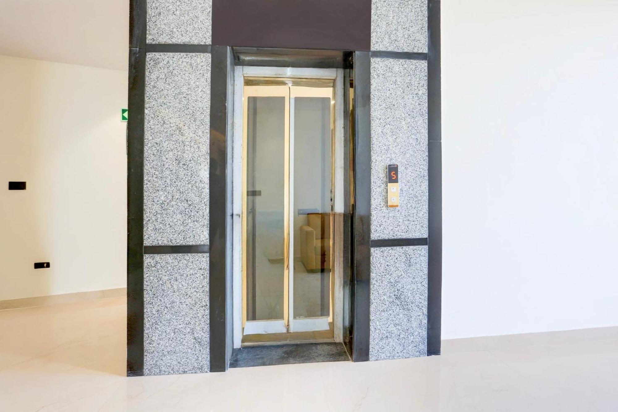 Super Townhouse Isbt Dehradun Hotell Eksteriør bilde